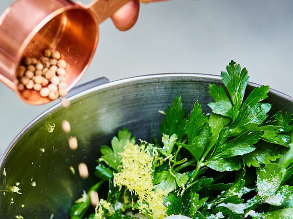 Rezept: Lachs mit Kampot Pfefferkruste und Schmorgurken