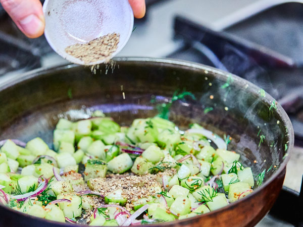 Rezept: Lachs mit Kampot Pfefferkruste und Schmorgurken