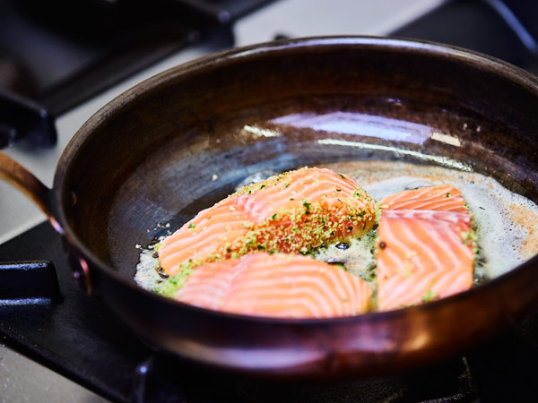 Rezept: Lachs mit Kampot Pfefferkruste und Schmorgurken