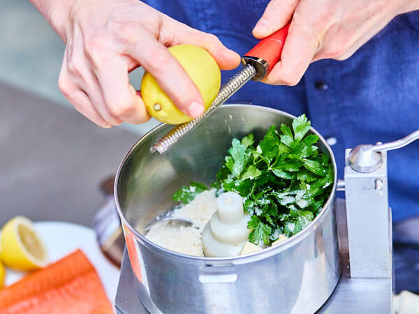 Rezept: Lachs mit Kampot Pfefferkruste und Schmorgurken