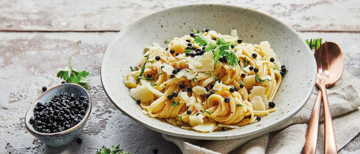 Pasta Cacio e Pepe mit fermentierten Pfeffer angerichtet