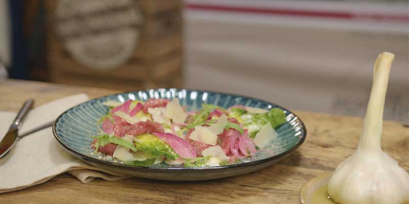 Carpaccio al pepe bianco lecker serviert