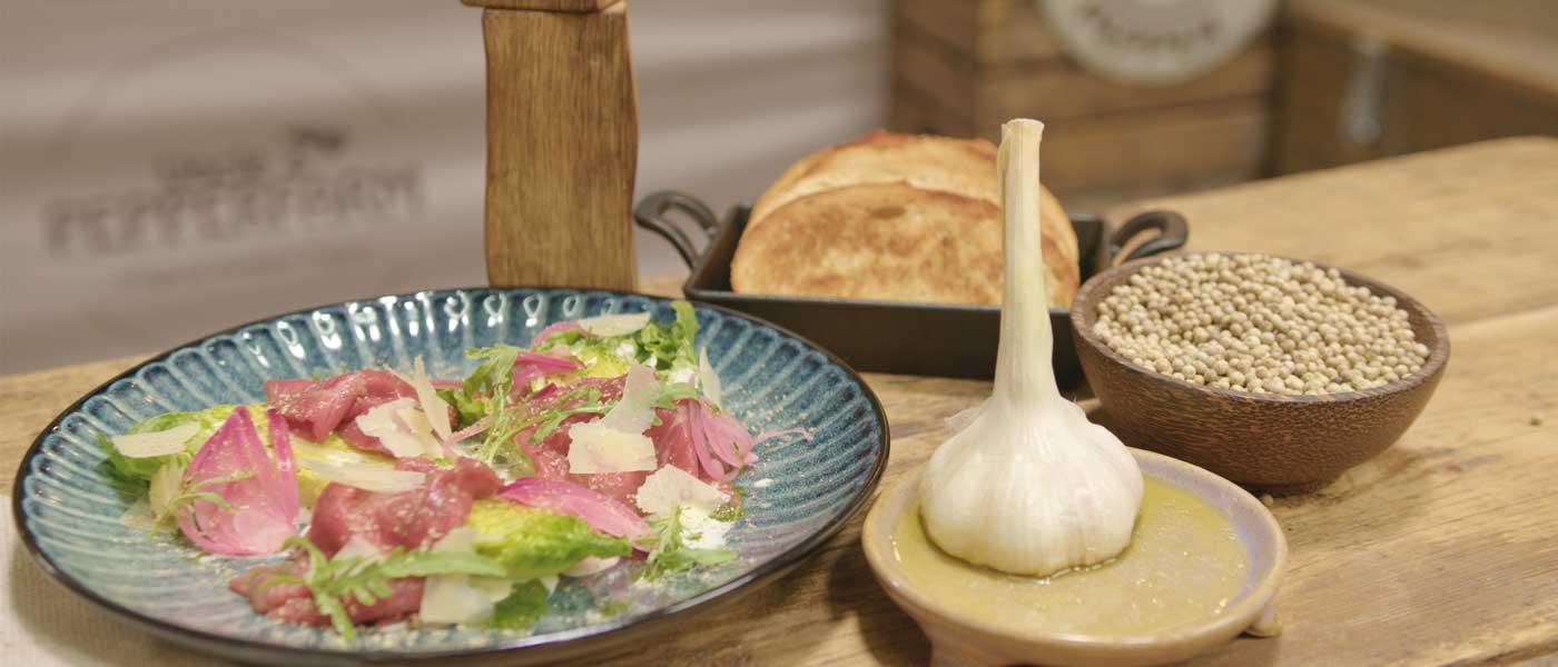 Carpaccio al pepe bianco mit weißem Pfeffer