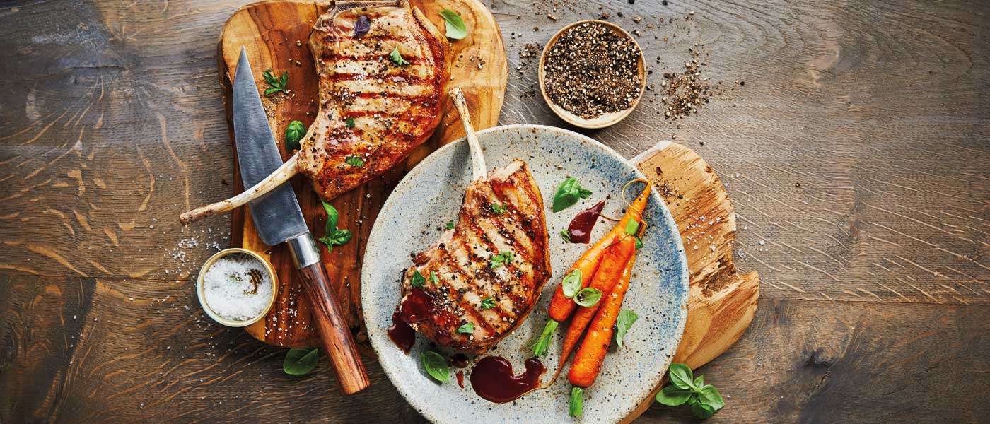 BBQ Kotelett mit Grillkarotte serviert