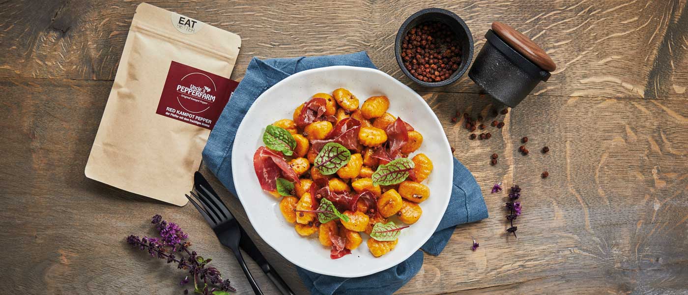 Kürbisgnocchi mit Bresaola und rotem Kampot Pfeffer serviert