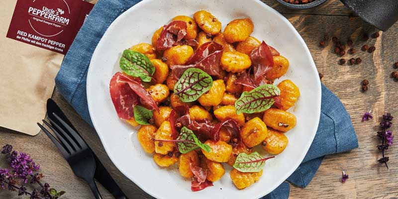 Kürbis Gnocchi, Rinderschinken und roter Kampot Pfeffer