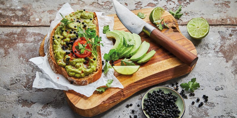 Guacamole auf frisch geröstetem Sauerteigbrot serviert