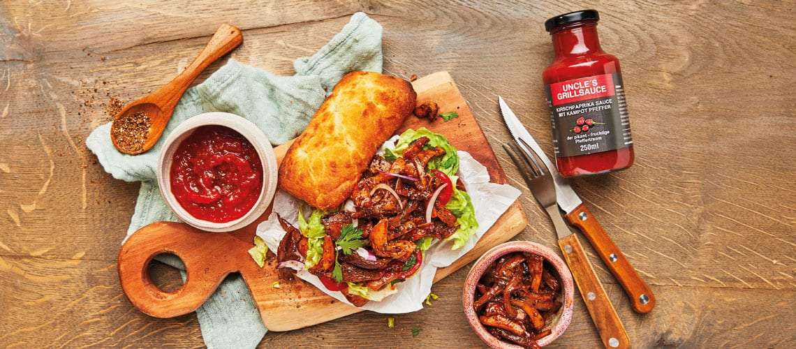 Grillsauce zum BBQ serviert
