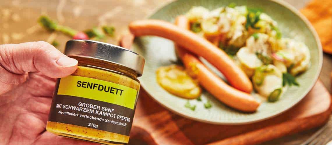 Grober Senf mit schwarzem Pfeffer zur Bockwurst