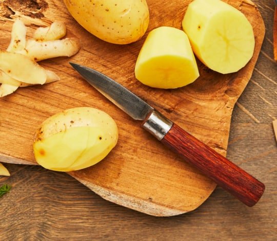 Schälmesser aus Carbonstahl und geschälte Kartoffeln
