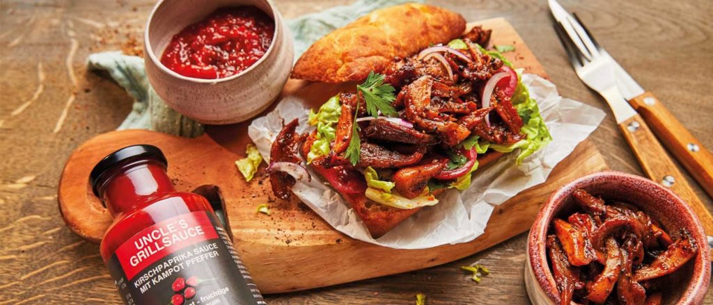 lecker angerichtetes Pulled-Mushroom Sandwich