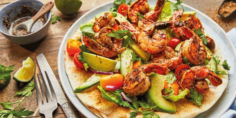 Gebratene Garnelen mit Avocado, Kirschtomaten und Salat
