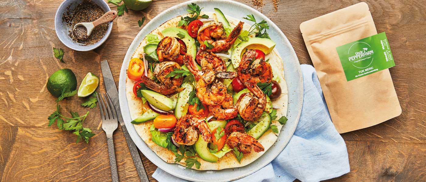 Gebratene Garnelen mit Avocado, Salat und Tuk-Meric-Gewürz