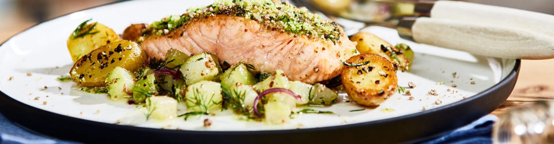 Rezept Lachs Pfefferkruste Schmorgurken