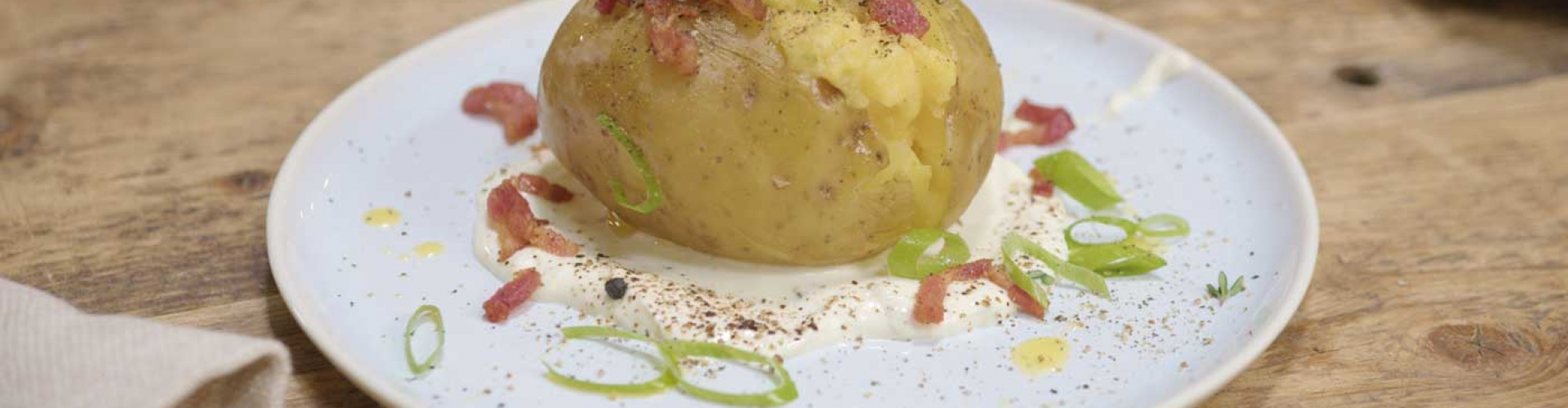 Ofenkartoffel mit schmelzigem Cheddar, Speck und Pfeffer