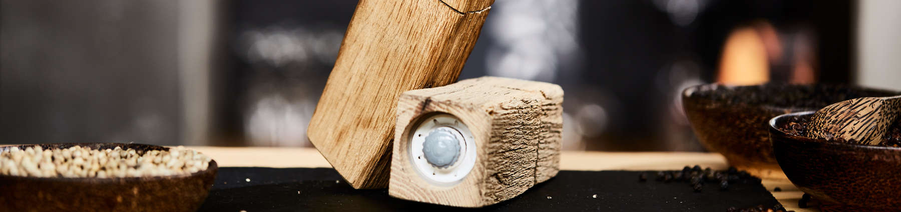 Pfeffermühle mit Keramikmahlwerk Pfeffermühle mit Keramikmahlwerk und Mörser.