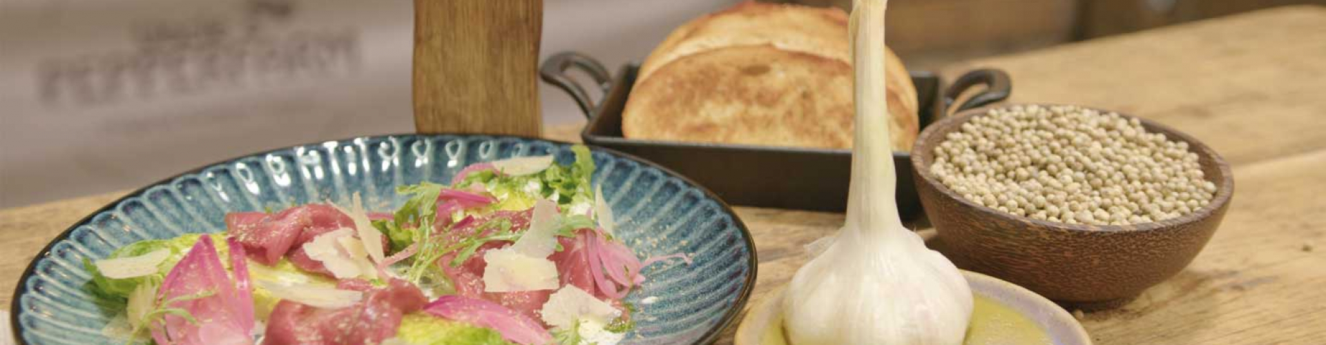 Carpaccio al pepe bianco mit weißem Pfeffer