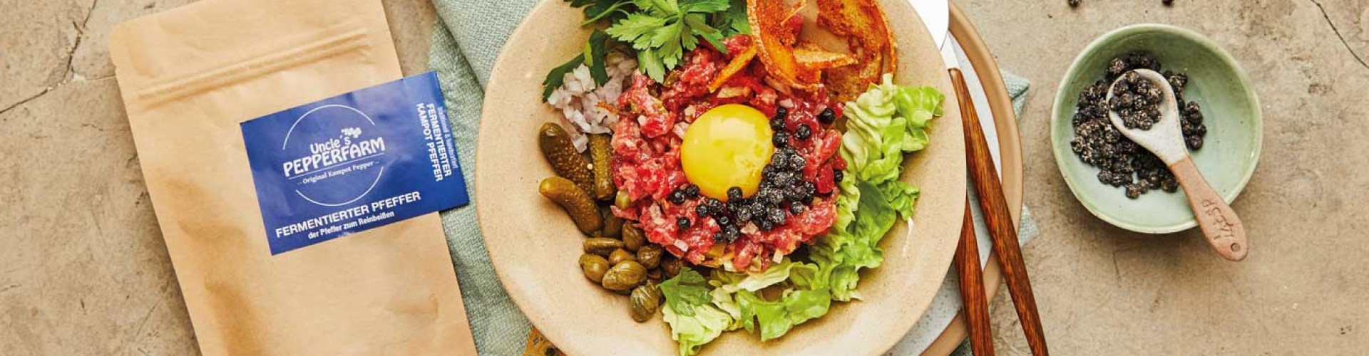 Beef Tatar mit fermentierten Kampot Pfeffer auf Teller serviert