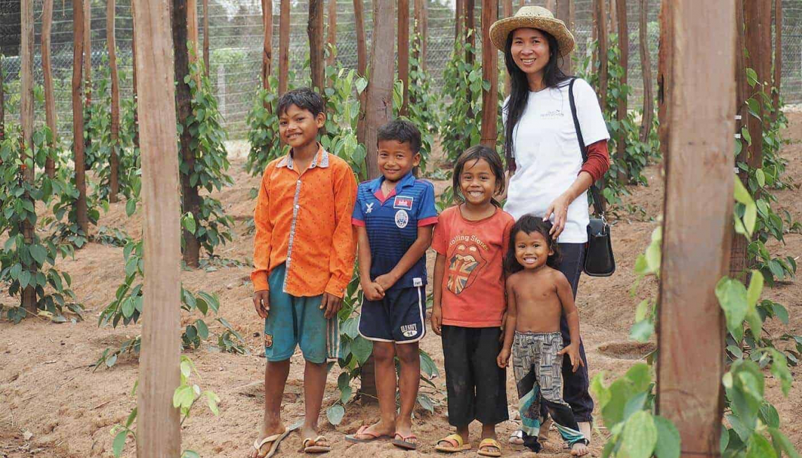 Familie auf Pfefferfarm in Kambodscha